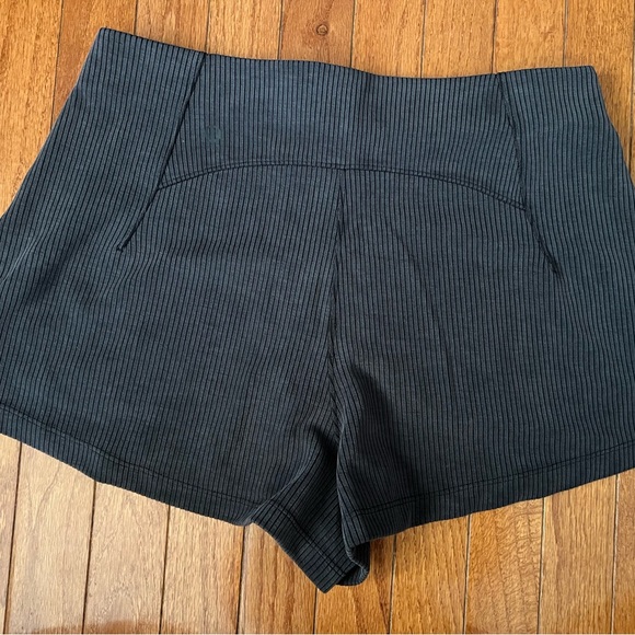 NWOT Ribbed Softstreme High-Rise Short 2" size 10
Black color - Picture 3 of 8